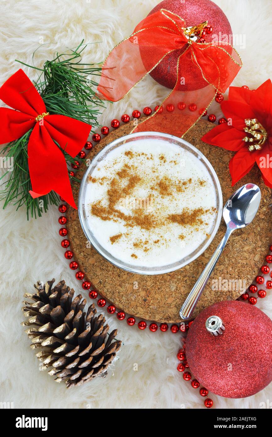 Greco tradizionale budino di riso, rizogalo e ornamenti Natale su rosso capelli lunghi rug Foto Stock