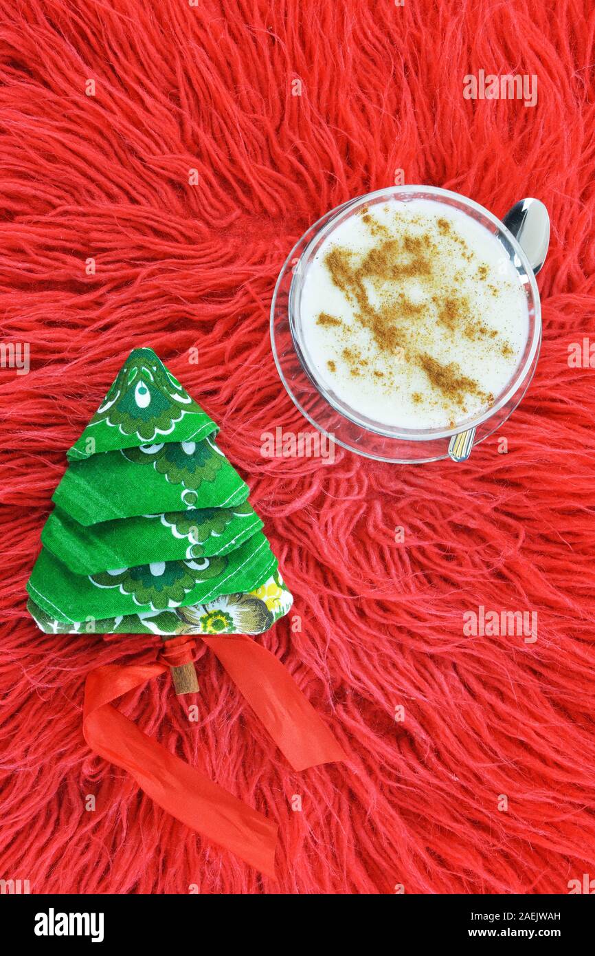Greco tradizionale budino di riso, rizogalo e un tovagliolo piegato nella forma di un albero di Natale sul rosso capelli lunghi rug Foto Stock