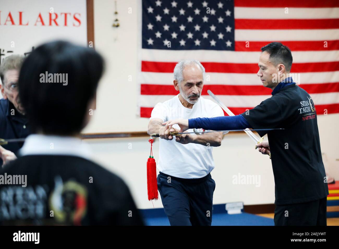 New York, Stati Uniti d'America. Xx Nov, 2019. Chen Sitan (R) insegna uno studente Tai Chi spada a Sitan Tai Chi e arti marziali, un arte marziale scuola in Syosset di New York, Stati Uniti, nov. 20, 2019. L'antica arte marziale cinese Tai Chi è divenuta sempre di più una forma di vita per molti newyorkesi, grazie agli sforzi compiuti dalla ex mondo di arte di Martial champion Chen Sitan e sua moglie Lin Xu.PER ANDARE CON 'Funzione: l'ex campione del mondo porta Tai Chi in Newyorkesi " vita " Credito: Wang Ying/Xinhua/Alamy Live News Foto Stock