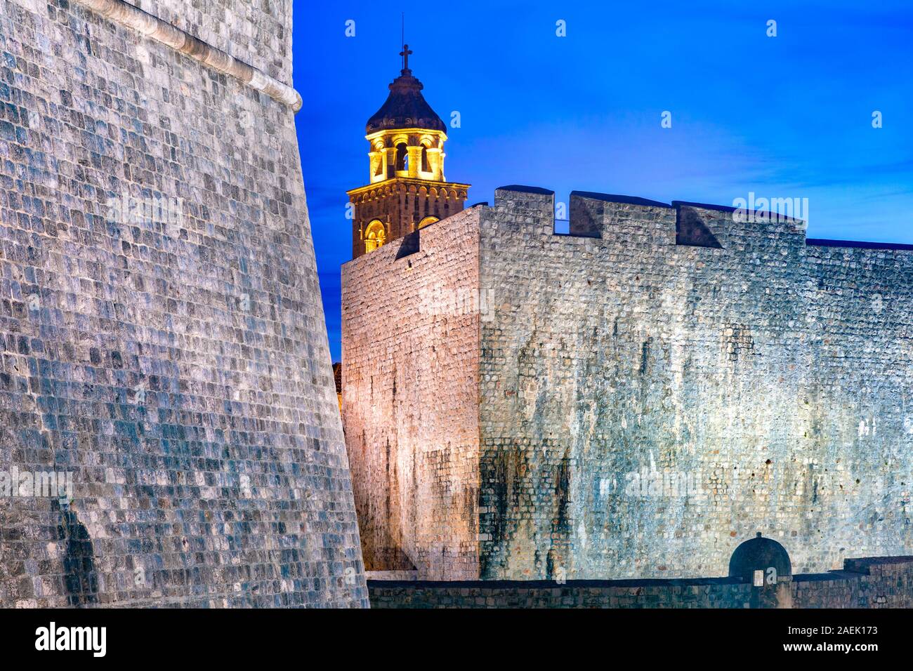 Vecchie mura della città nella città vecchia di Dubrovnik in notturna a Dubrovnik, Croazia Foto Stock