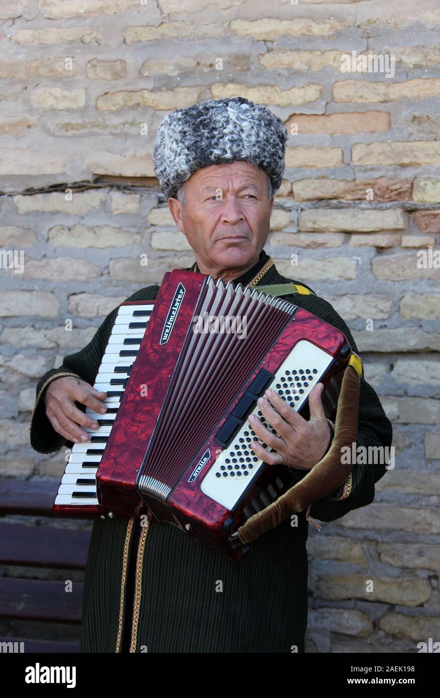 Street performer di Khiva suonando la fisarmonica Foto Stock