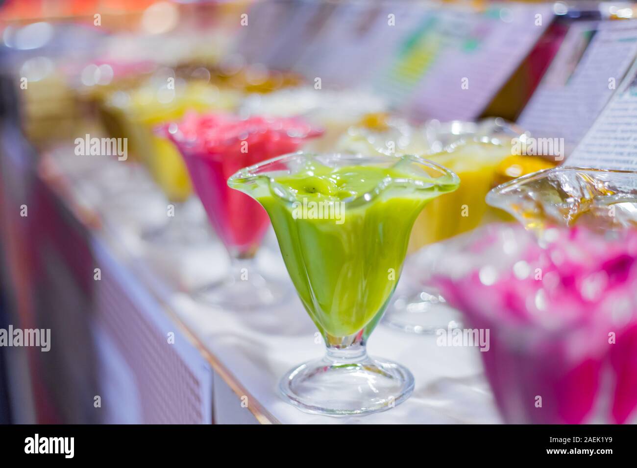 Deliziosi freschi colorati gelati, gelatina o mousse in dessert coppa di vetro Foto Stock