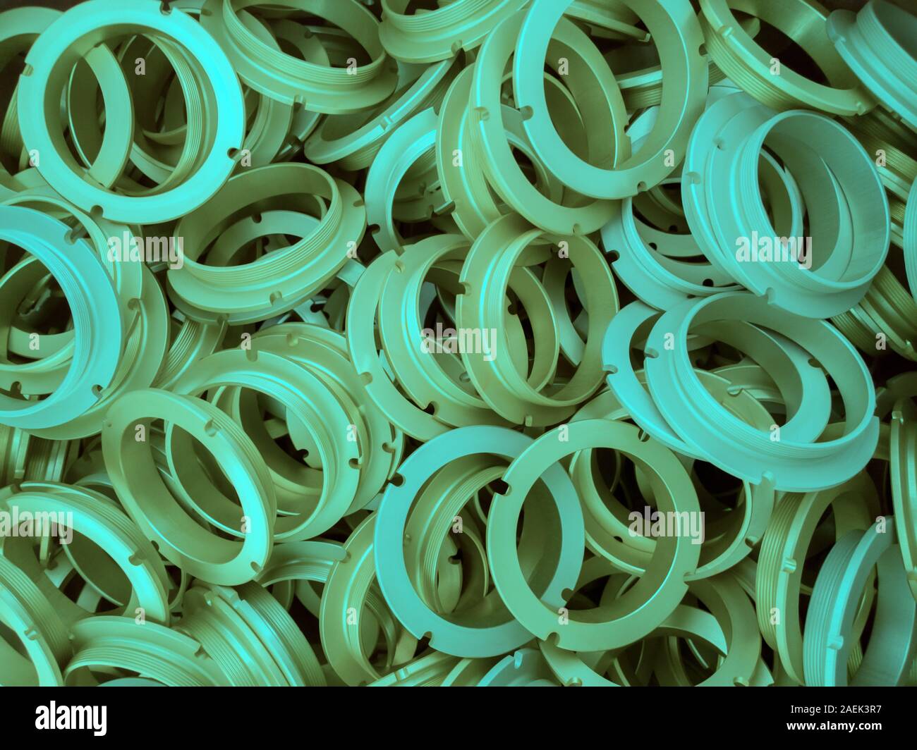 uno sfondo astratto di aqua menthe colore rivestito anello di metallo parti Foto Stock