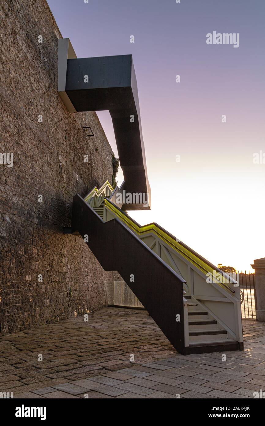 Piccola Scala di metallo sulla costa sud-ovest il percorso presso il Royal William Yard al tramonto Foto Stock