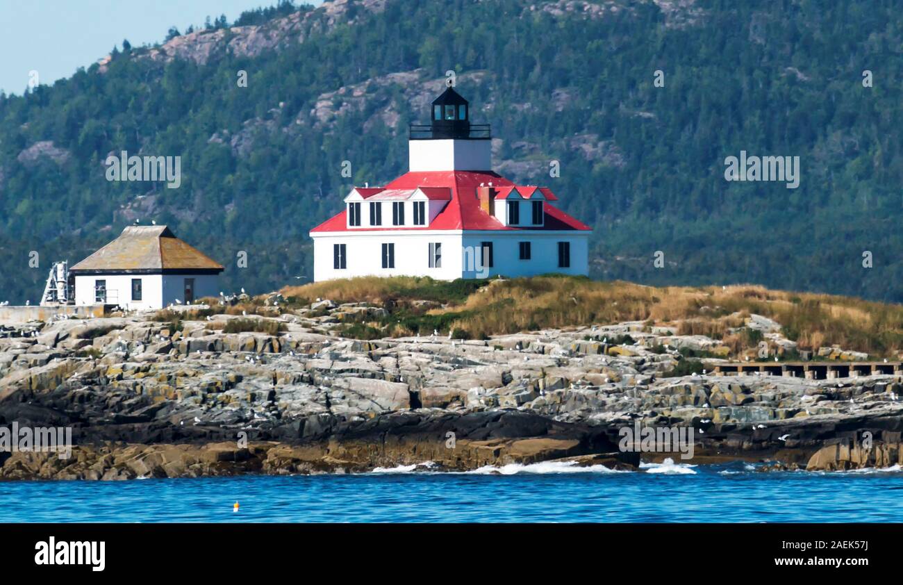 Uovo faro di roccia in un pomeriggio soleggiato con Acadia National Parks Cadillac Mountain dietro di esso, in Bar Harbor Maine Foto Stock