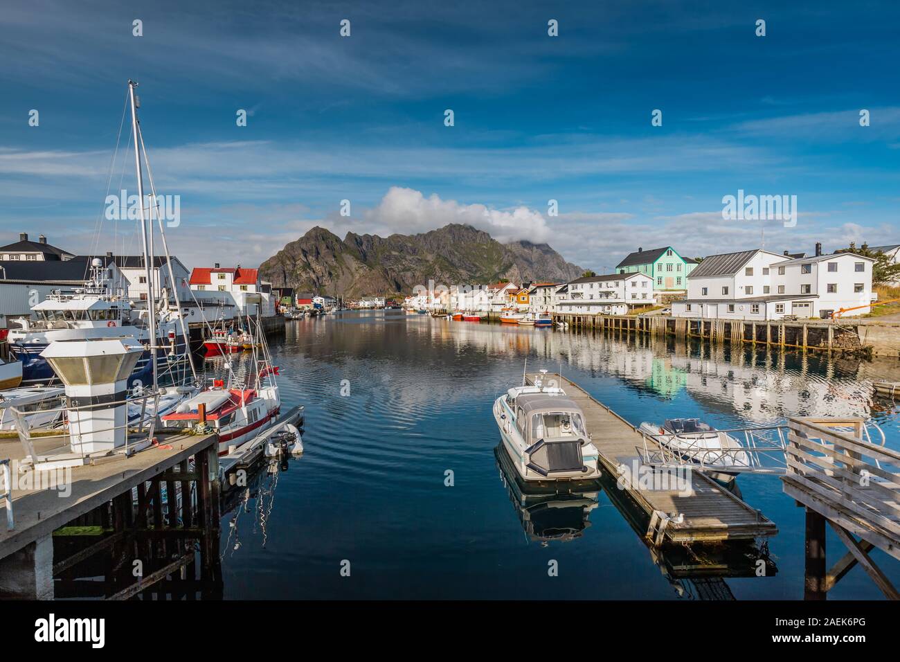 Vista del porto di Henningsvaer un piccolo villaggio di pescatori situato su molte piccole isole in Henningsvaer, Isole Lofoten in Norvegia Foto Stock