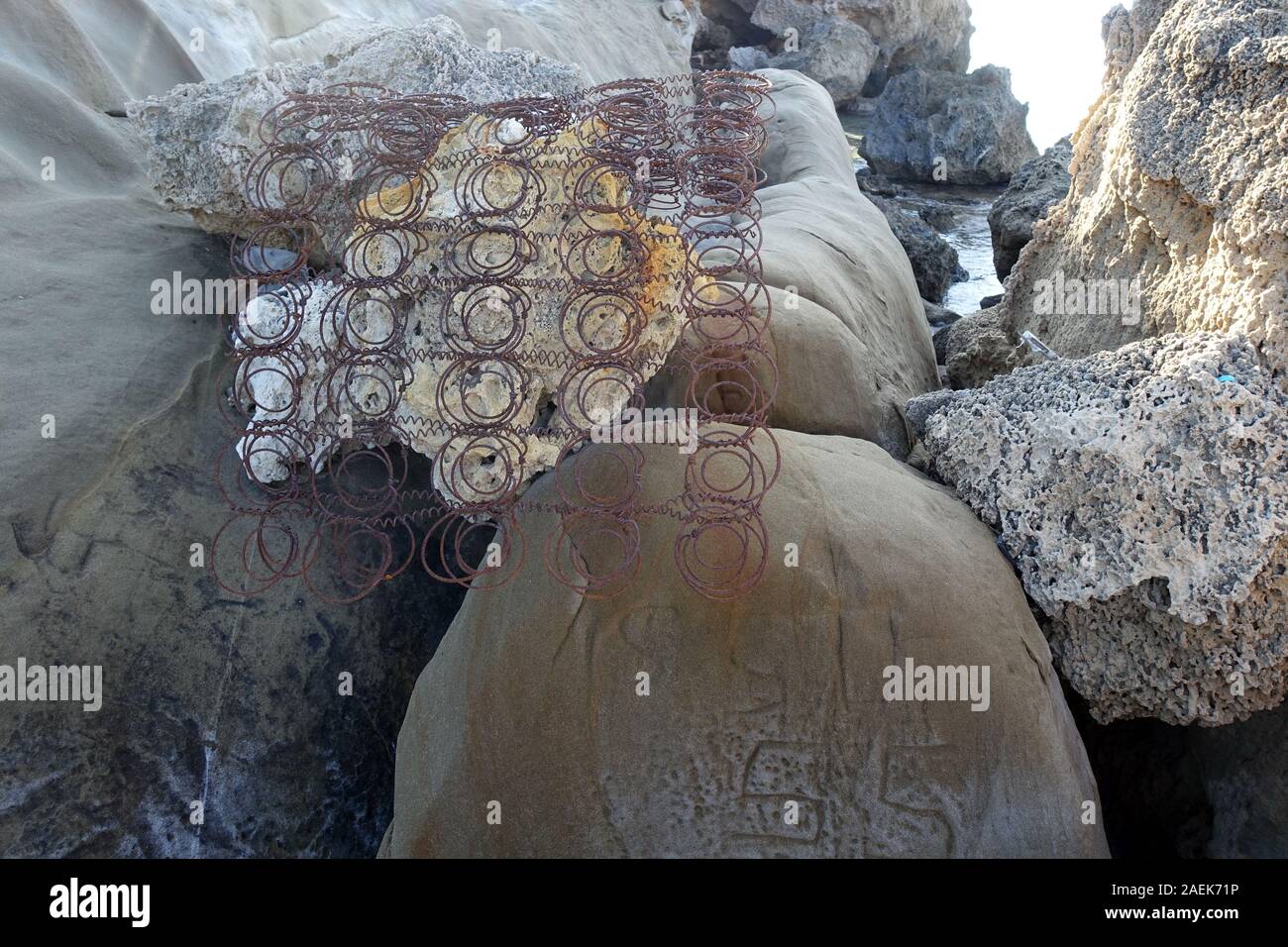 Un Müll einem menschenleeren Sandstrand, Kaplica, griechisch Davlos, Türkische Republik,Nordzypern Foto Stock