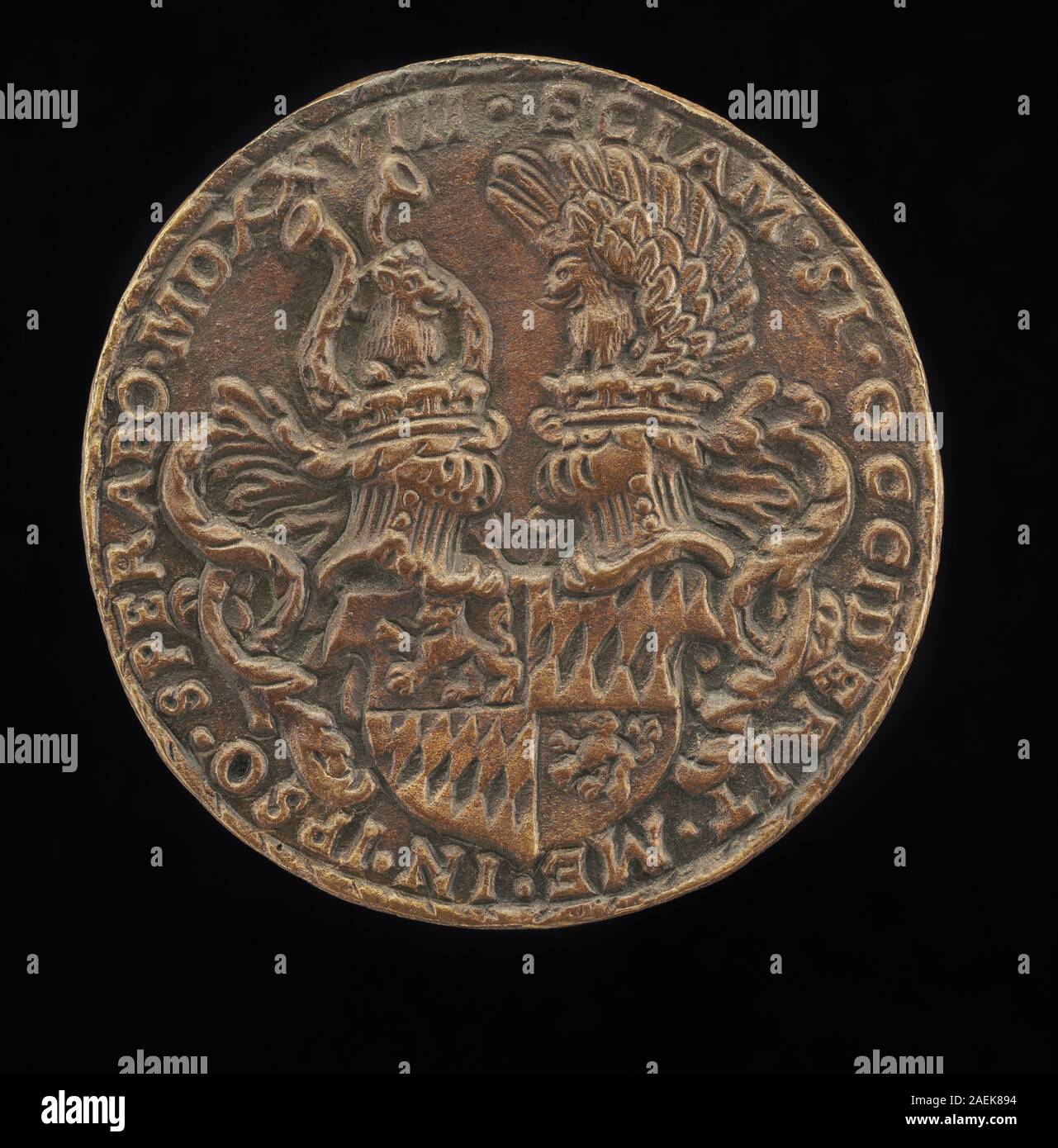 Scudo progettato da Matthes Gebel, lato inverso, creato nel 1528. Lo scudo presenta caschi e stemmi con disegni araldici, che riflettono l'armatura europea del XVI secolo e l'arte decorativa. Foto Stock