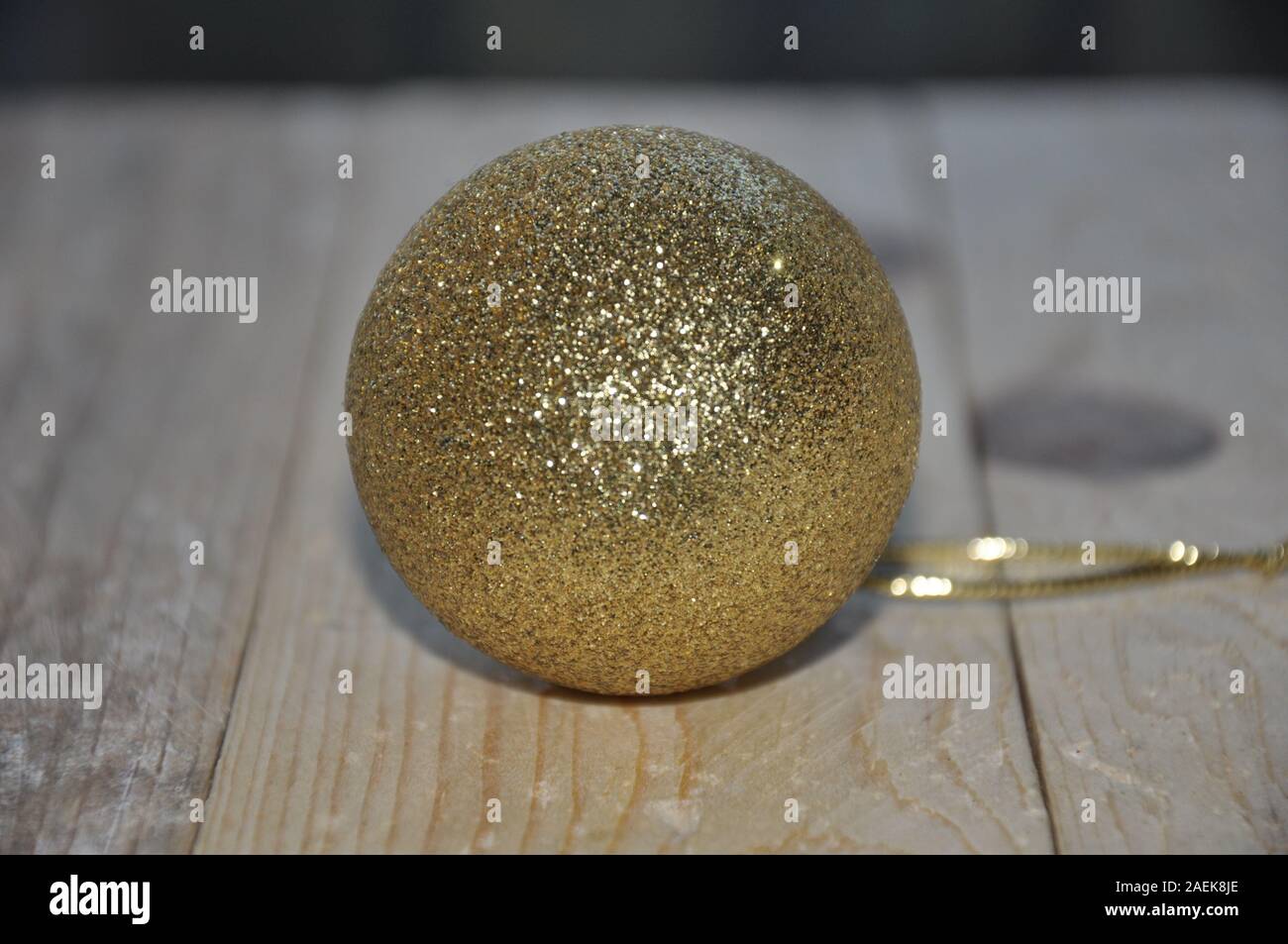 Oro palla di Natale ornamenti Foto Stock