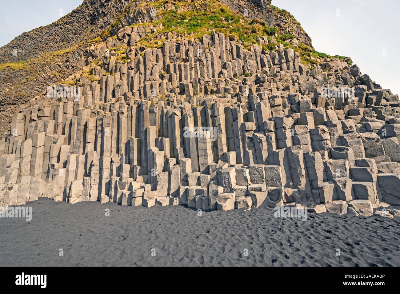 Spettacolari colonne di basalto sul telecomando Reynisfjara spiaggia vicino Vik, Islanda Foto Stock
