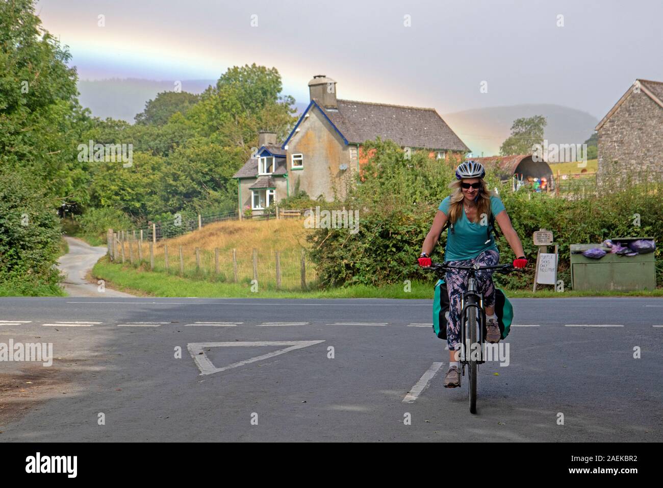 Ciclista vicino a Llanidloes su Los Las Cymru ciclabile Foto Stock
