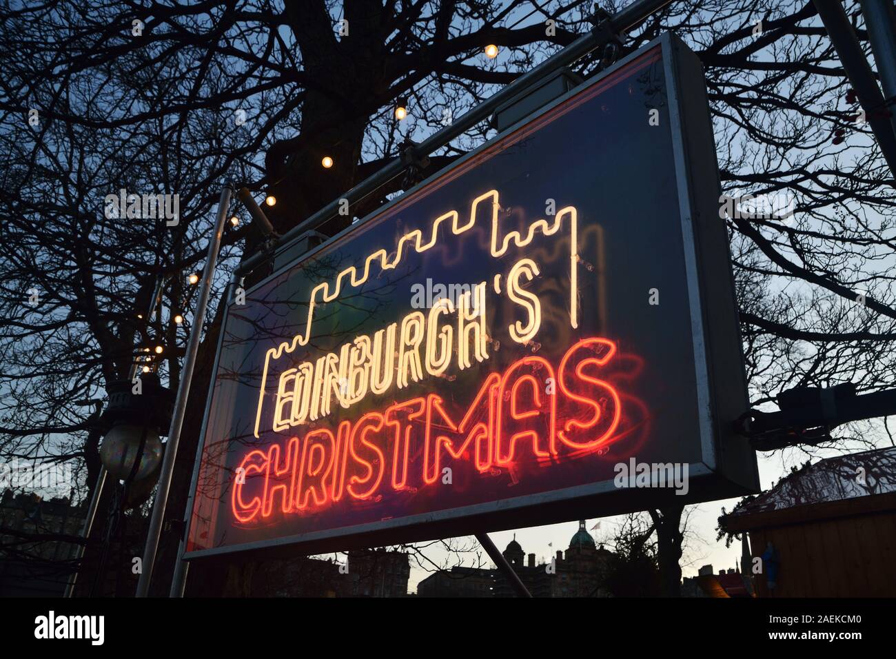 Edinburgh Mercatino di Natale segni Foto Stock