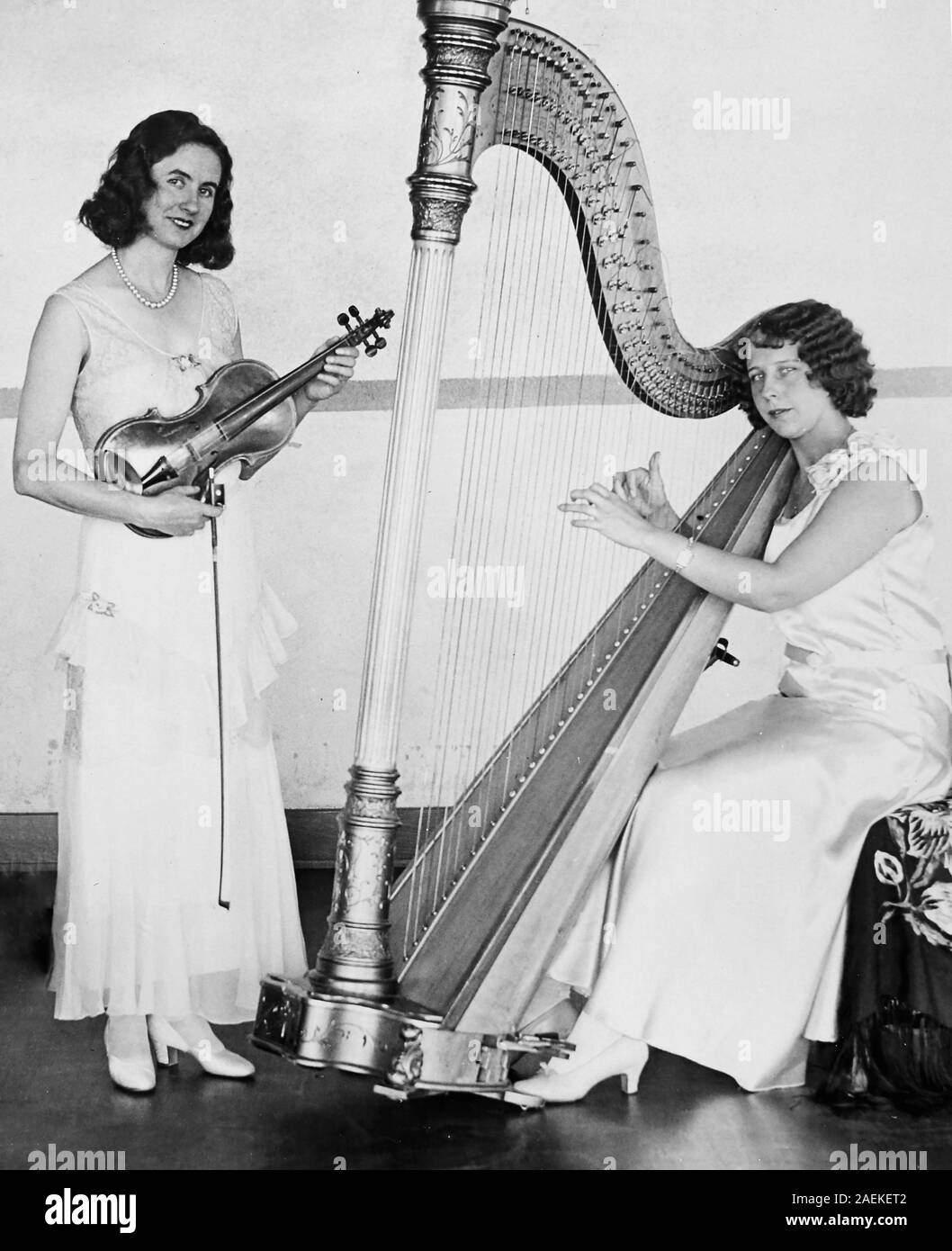 Un violino e arpa duo posare per un ritratto, ca. 1928. Foto Stock