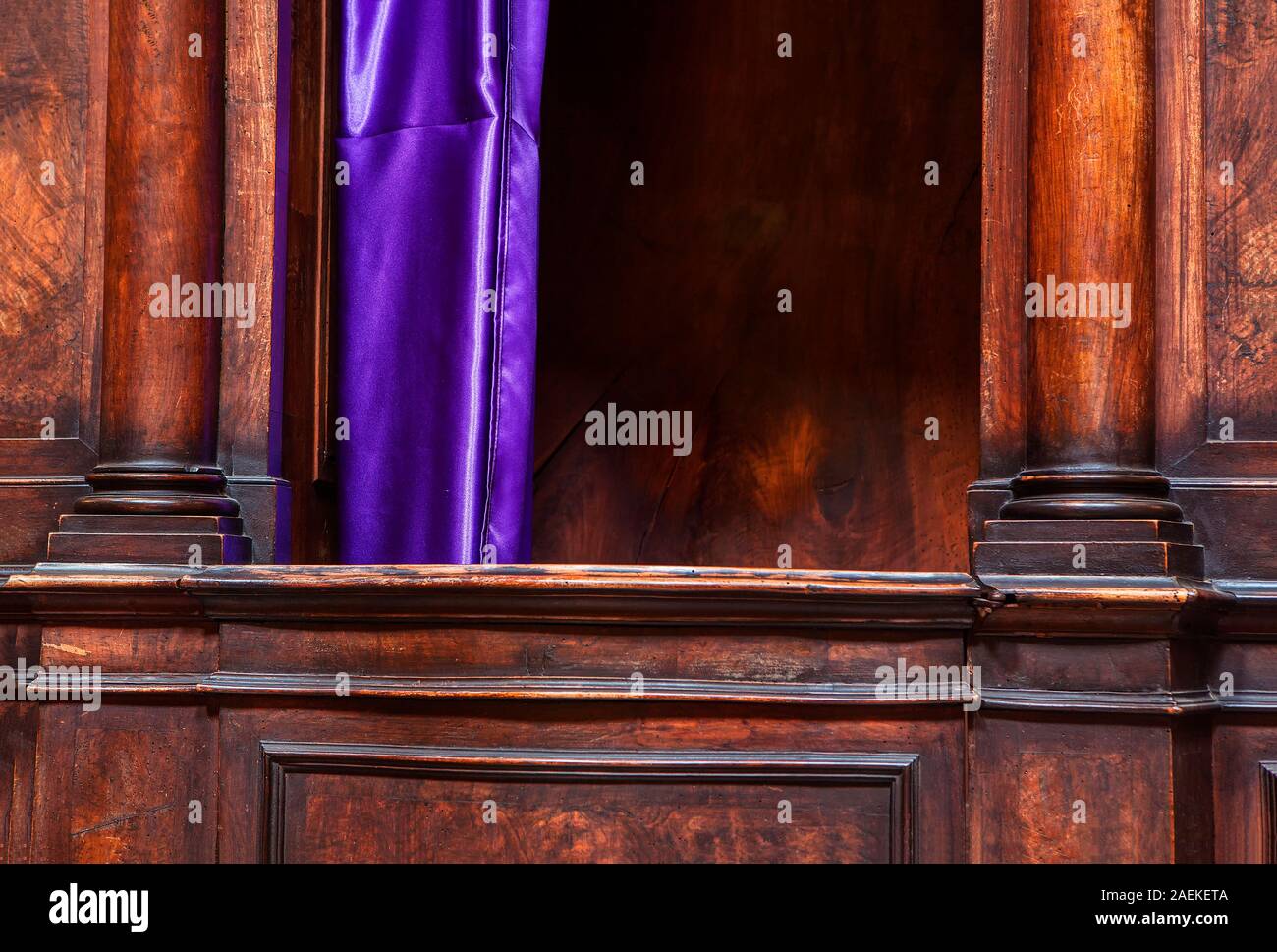 Il confessionale nella Chiesa cattolica romana Foto Stock
