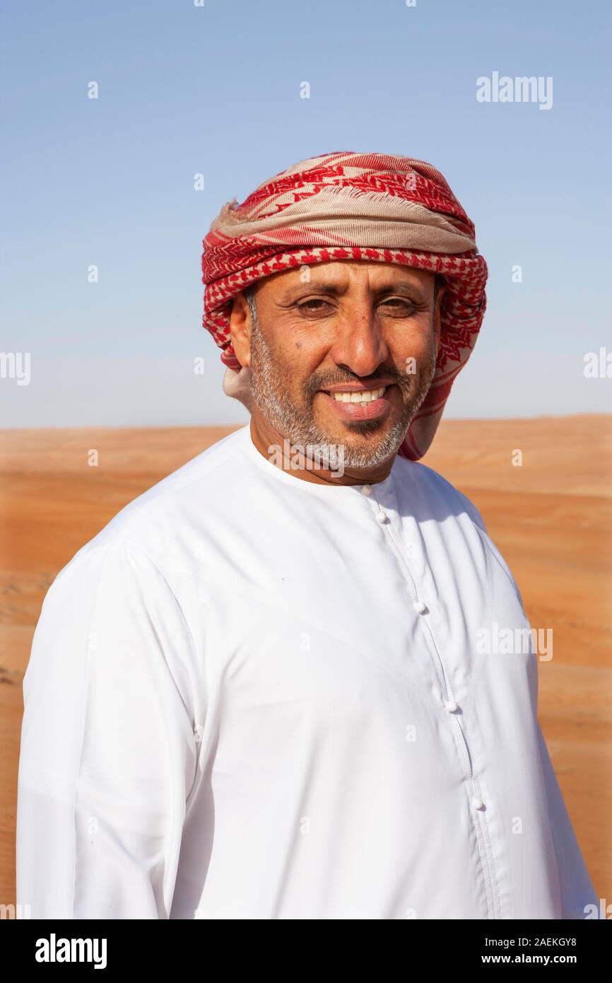 Ritratto, Beduino nel tradizionale copricapo, deserto sabbioso Rimal Wahiba Sands, Oman Foto Stock