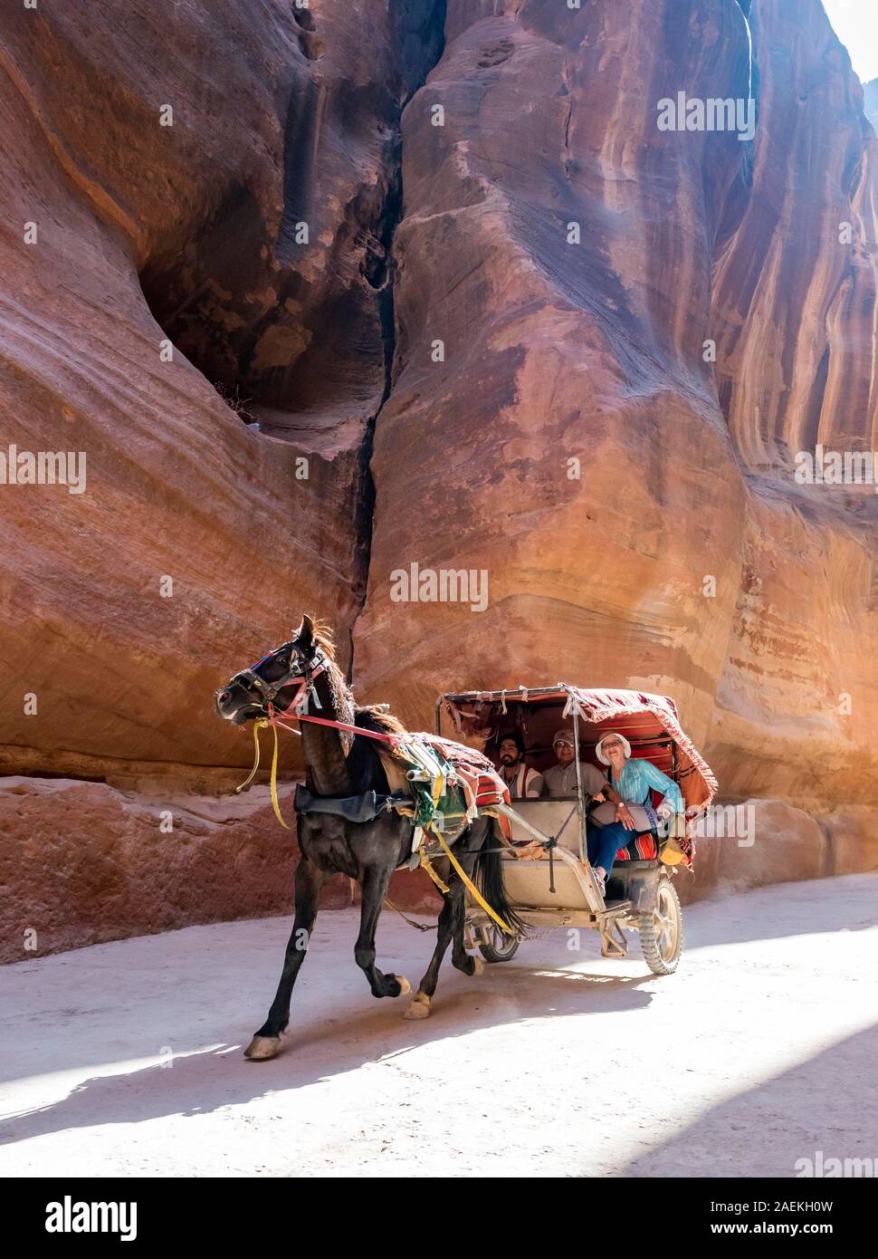 I turisti in un cavallo carrello all'interno del Siq, Petra, Giordania Foto Stock