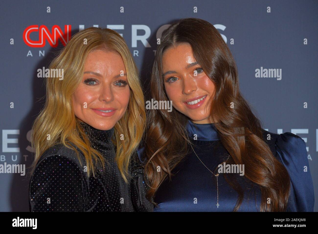 NEW YORK, NY - 08 dicembre: Kelly Ripa e Lola Consuelos partecipare alla XIII annuale di CNN Heroes Gala al Museo Americano di Storia Naturale su dicembre 08, Foto Stock