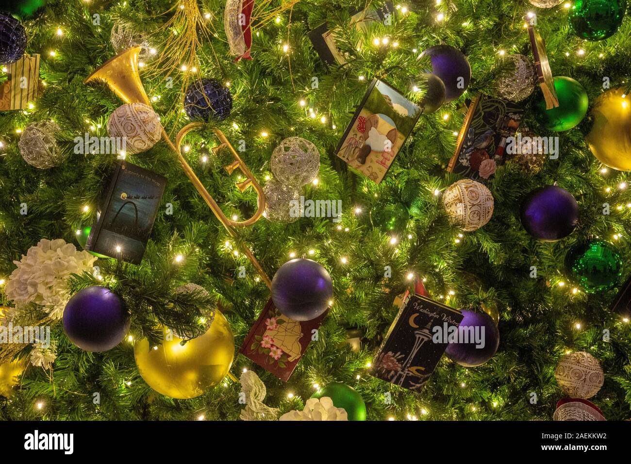 Le decorazioni comprendono un giocattolo tromba, oro e porpora orbs, e naturalmente, libri sull'albero di Natale nella grande sala della Biblioteca del Congresso in W Foto Stock