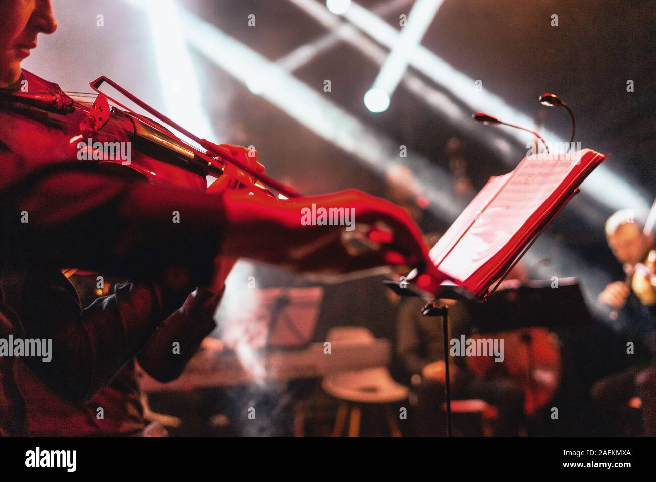 Colore rosso concerto per violino a bright fase di roccia Foto Stock