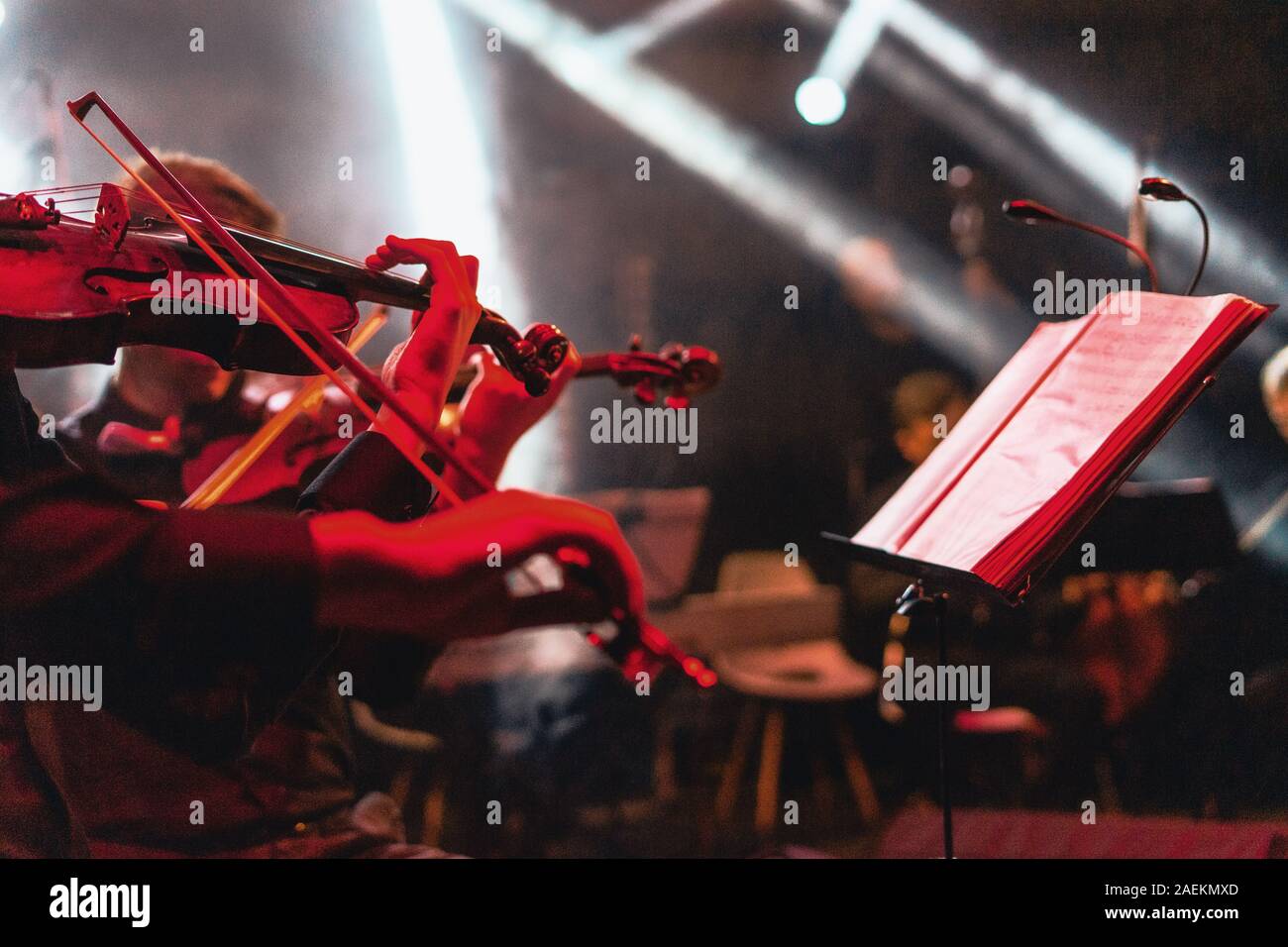 Colore rosso concerto per violino a bright fase di roccia Foto Stock