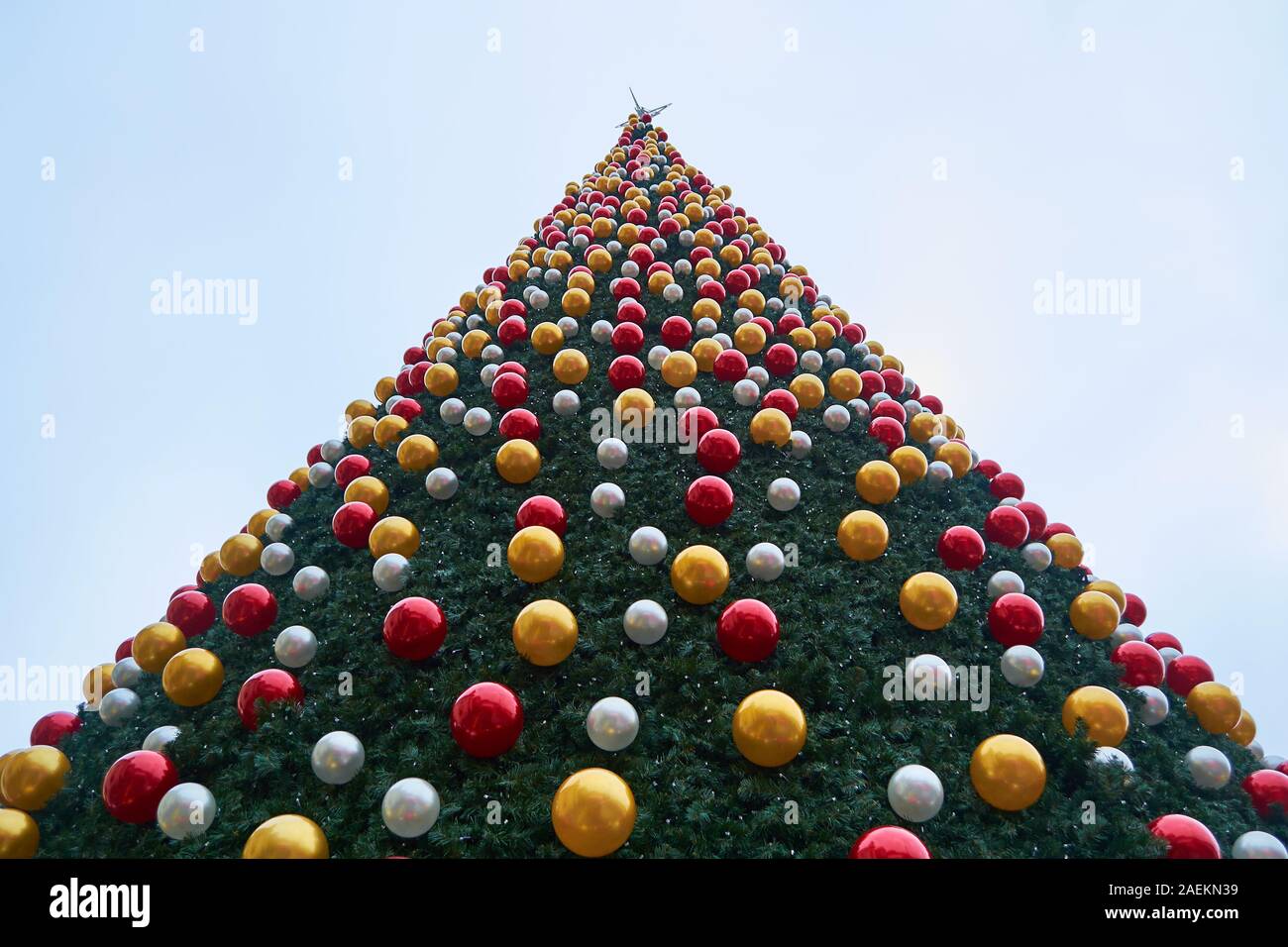 Bassa angolazione di enormi, ampia, albero di Natale artificiale nella piazza principale del mercato di Sibiu, in Romania, nel 2019. Foto Stock