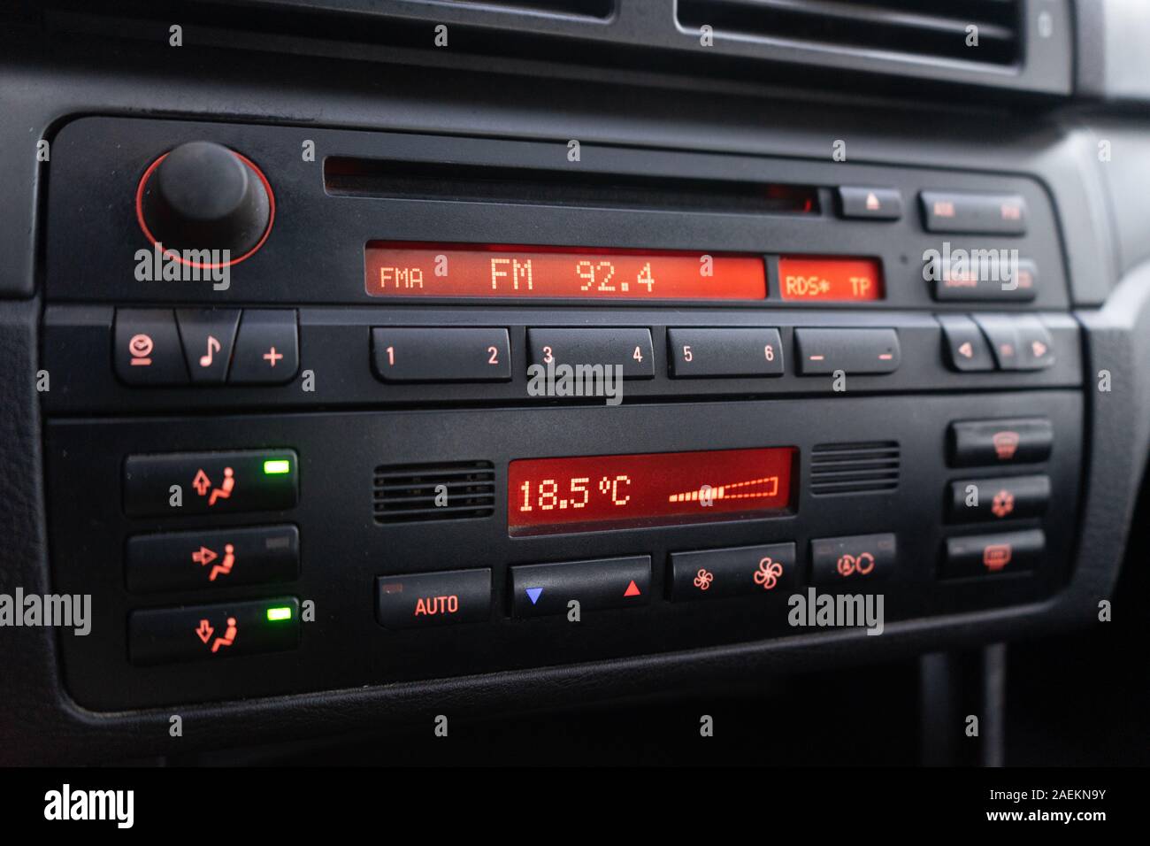 Auto moderna con radio FM, CD, RDS e illuminazione rossa Foto Stock