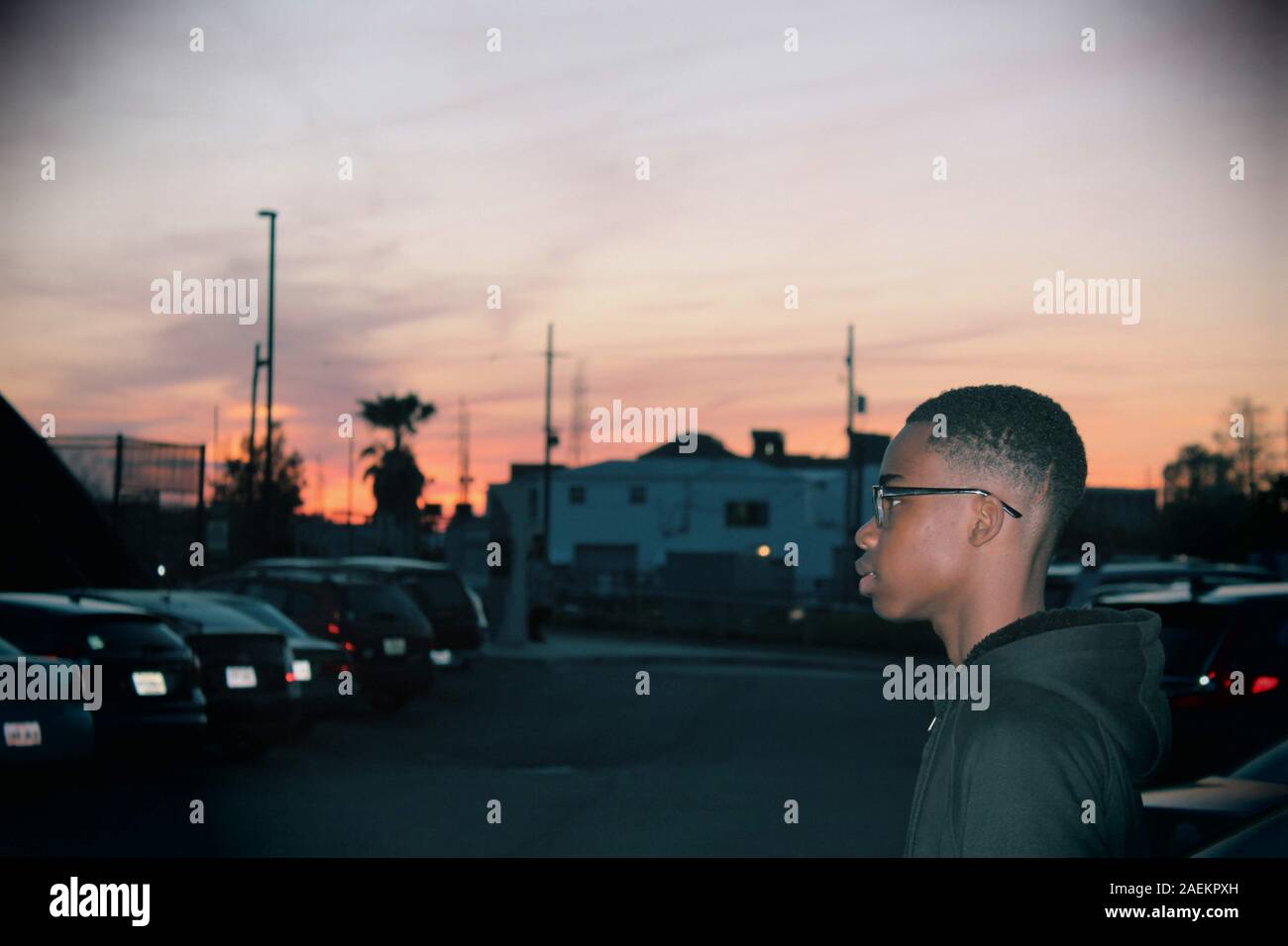 Tema: singoli contro la società. Alcuni possono essere amato. Alcuni,purtroppo non sono amati. Questa immagine visualizza disperato di sentimenti e di dubbio. Relazionabile roba! Foto Stock