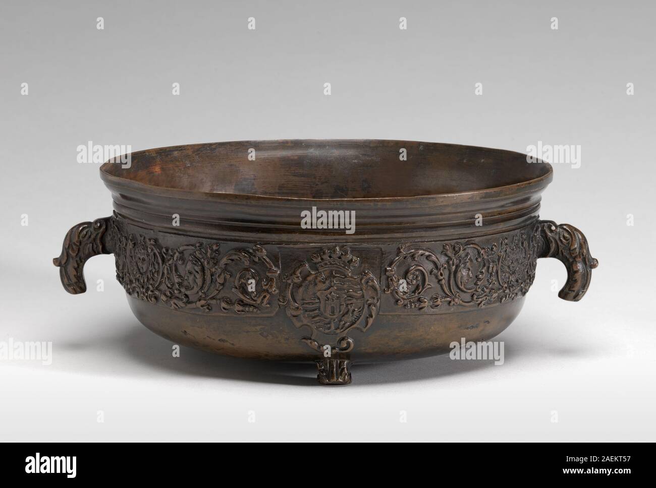 Nord italiano del XVI o XVII secolo, Ciotola con uno scudo di bracci ciotola con uno scudo di armi Foto Stock