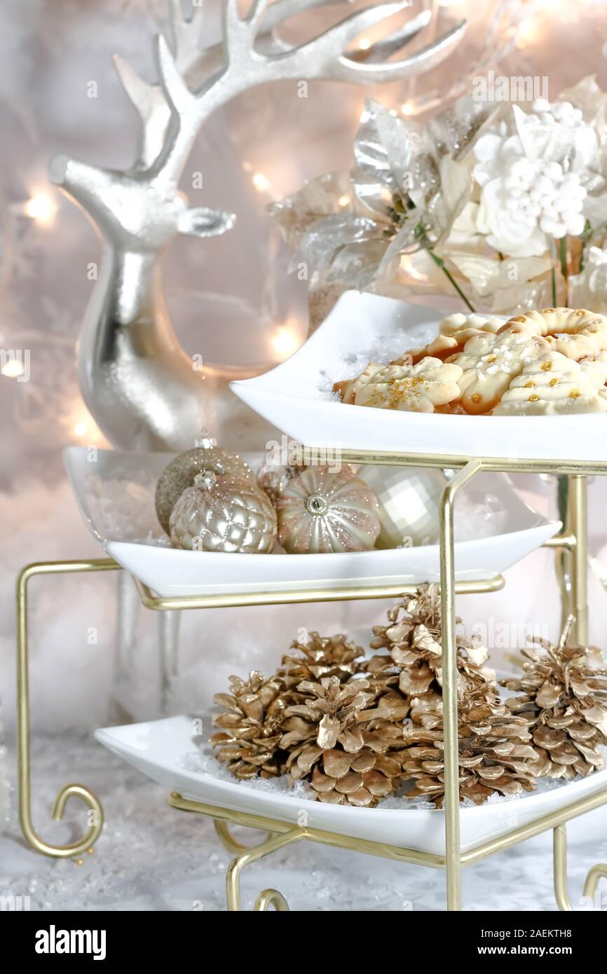 Un Natale ancora vita inclusi spritz cookies, golden pigne e ornamenti. Foto Stock