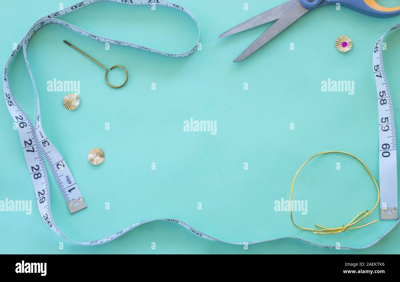 Cucito e artigianato laici piatta su sfondo verde con spazio per il testo o il Logo Foto Stock