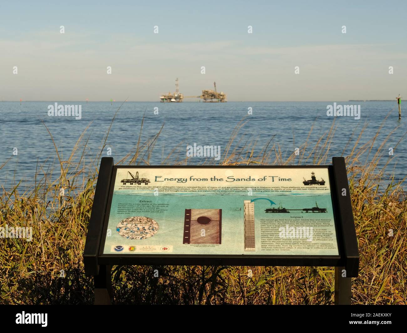 Gas e petrolio al largo della piattaforma di perforazione o attrezzatura nel Golfo del Messico al largo della costa di Alabama, Stati Uniti d'America. Foto Stock