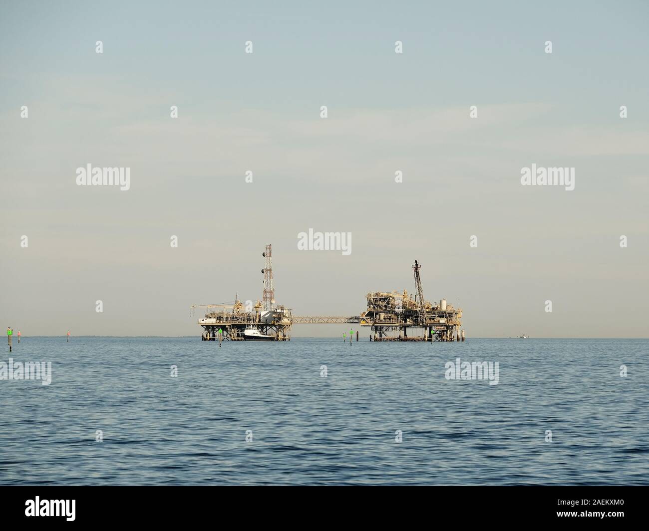 Gas e petrolio al largo della piattaforma di perforazione o attrezzatura nel Golfo del Messico al largo della costa di Alabama, Stati Uniti d'America. Foto Stock