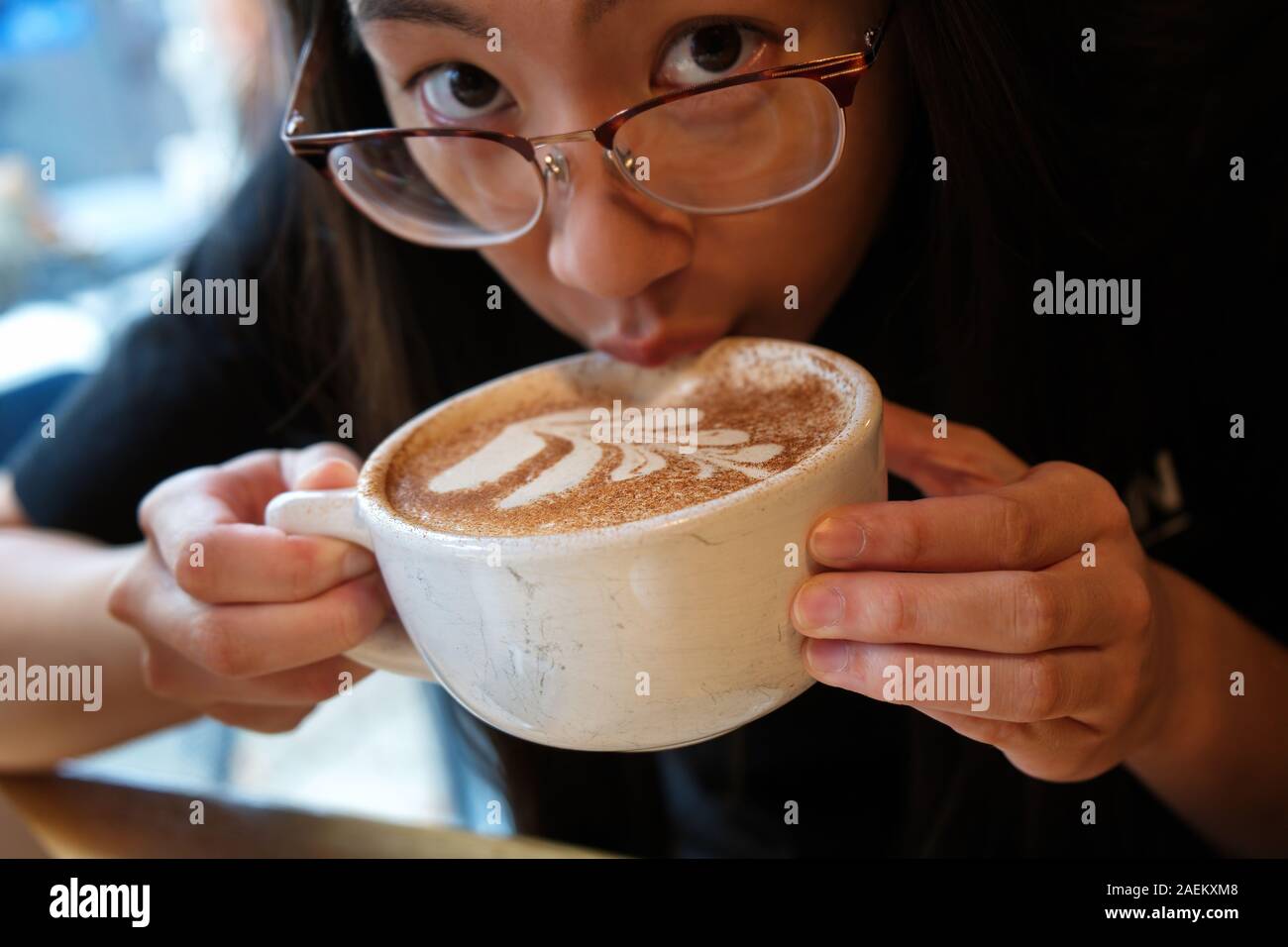 Middletown, CT, Stati Uniti d'America. Ott 2018. La cannella o polvere di caffè espresso vicino di rivestimento su questo latte consumato da un cliente consapevole. Foto Stock