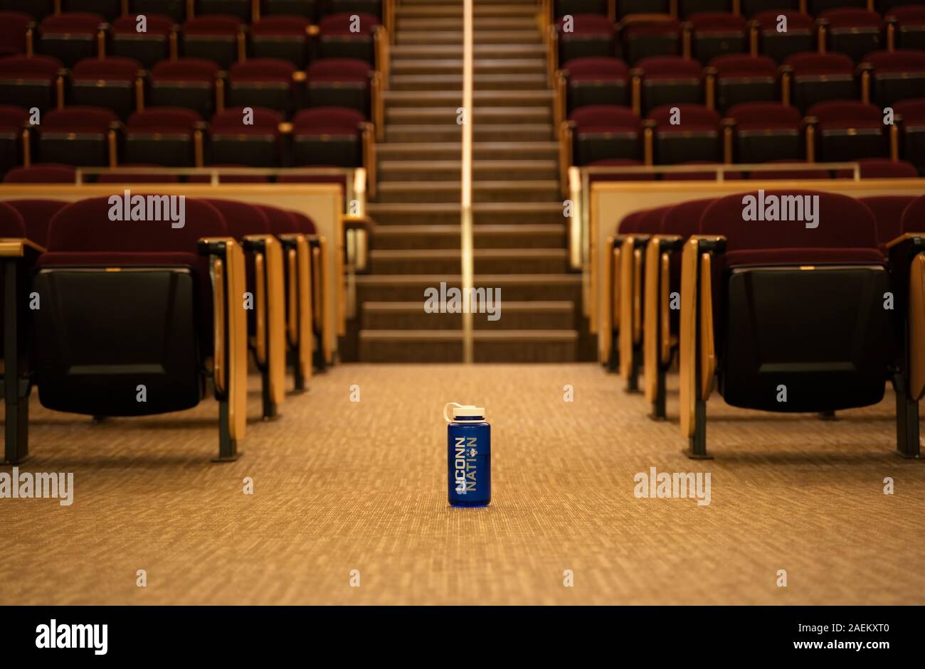 Storrs, CT, Stati Uniti d'America. Ott 2019. Perso una bottiglia d'acqua seduti sul vuoto aula universitaria piano. Foto Stock