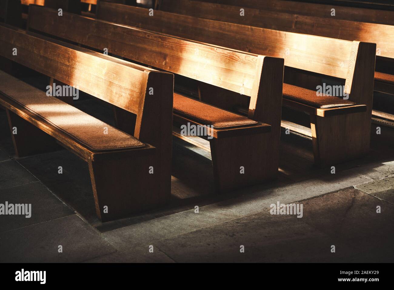 Banco per la preghiera all interno della chiesa Foto Stock