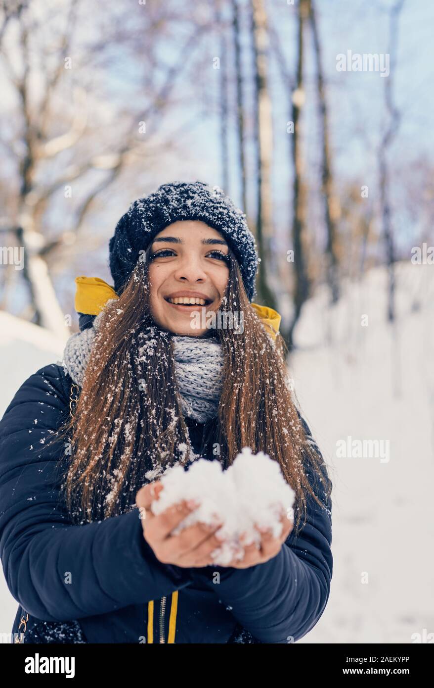 Inverno Ritratto di giovane bella donna che indossa in maglia di snood coperto di neve. Nevicava inverno bellezza fashion concept Foto Stock