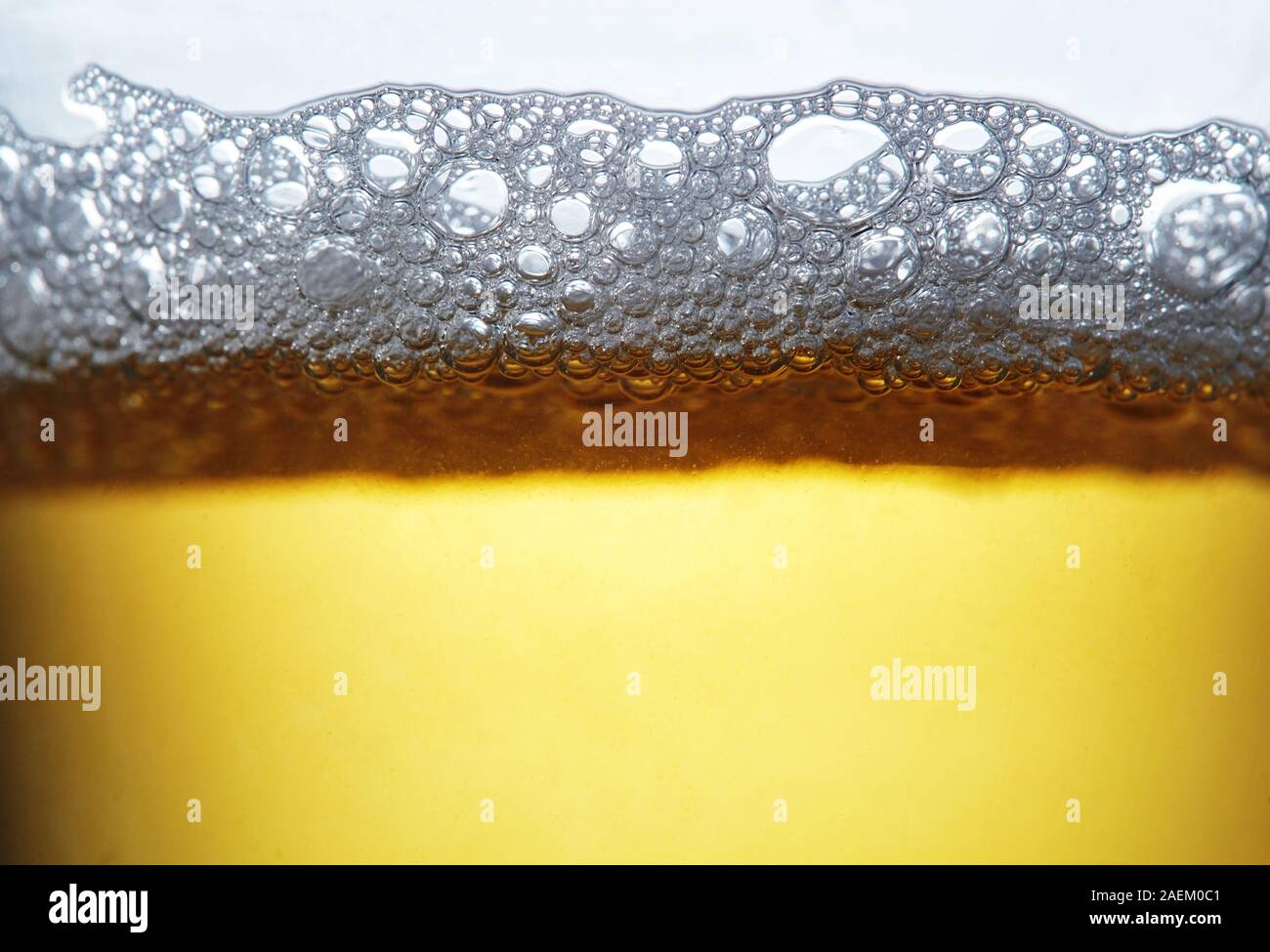 In prossimità di gocce di ghiaccio freddo pinta di birra Foto Stock