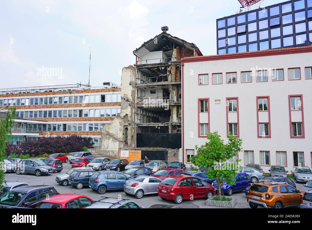 Belgrado, Serbia -17 Giu 2019- Vista della Radio Televisione Serbia sede di  un edificio bombardato e danneggiato nel 1999 dai bombardamenti della NATO  in Foto stock - Alamy