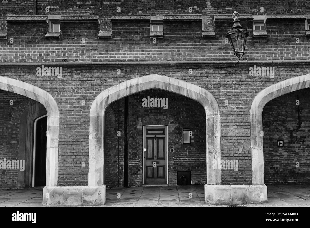 Una piccola porta che conduce ad una delle Residenze Reali di Londra, Regno Unito. La porta è piuttosto modesto quando pensate di casa appartiene a. Foto Stock