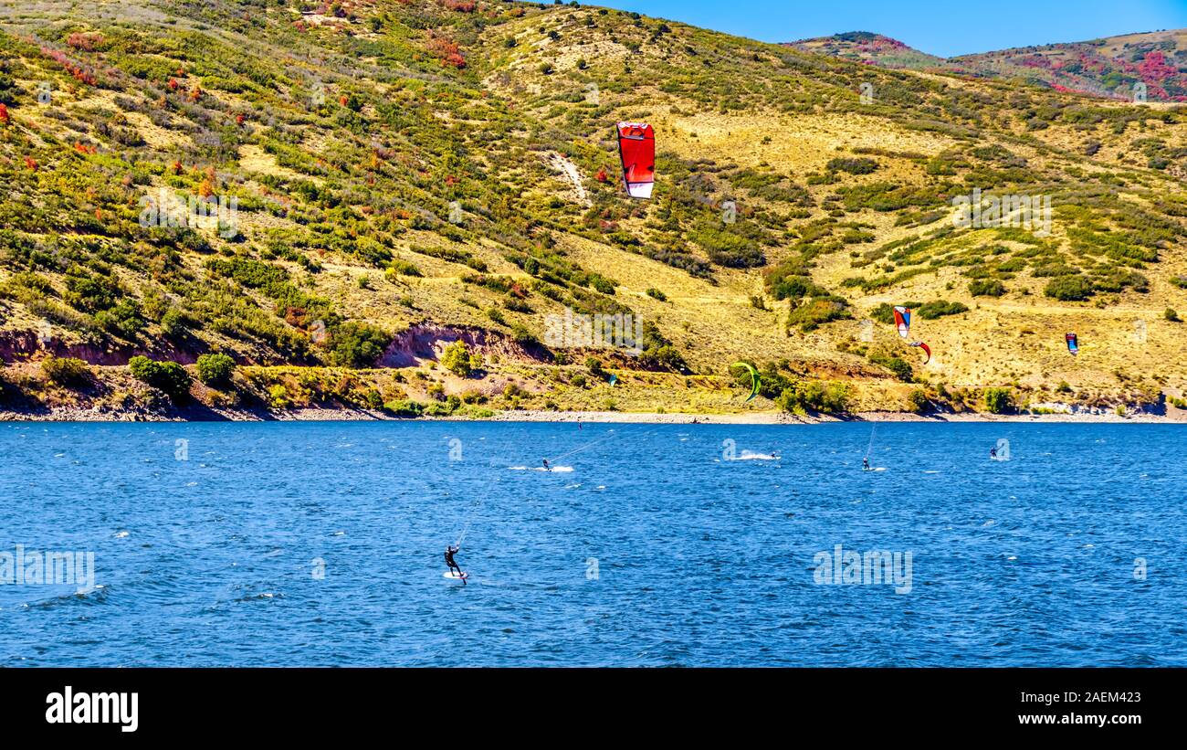 Il kite surf sulla Deer Creek serbatoio vicino Provo, circondato da colori autunnali sulle colline dello Utah, Stati Uniti Foto Stock