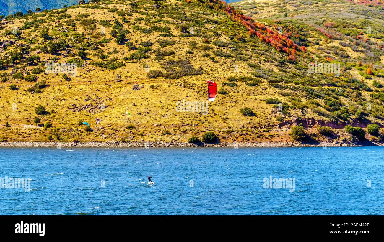 Il kite surf sulla Deer Creek serbatoio vicino Provo, circondato da colori autunnali sulle colline dello Utah, Stati Uniti Foto Stock