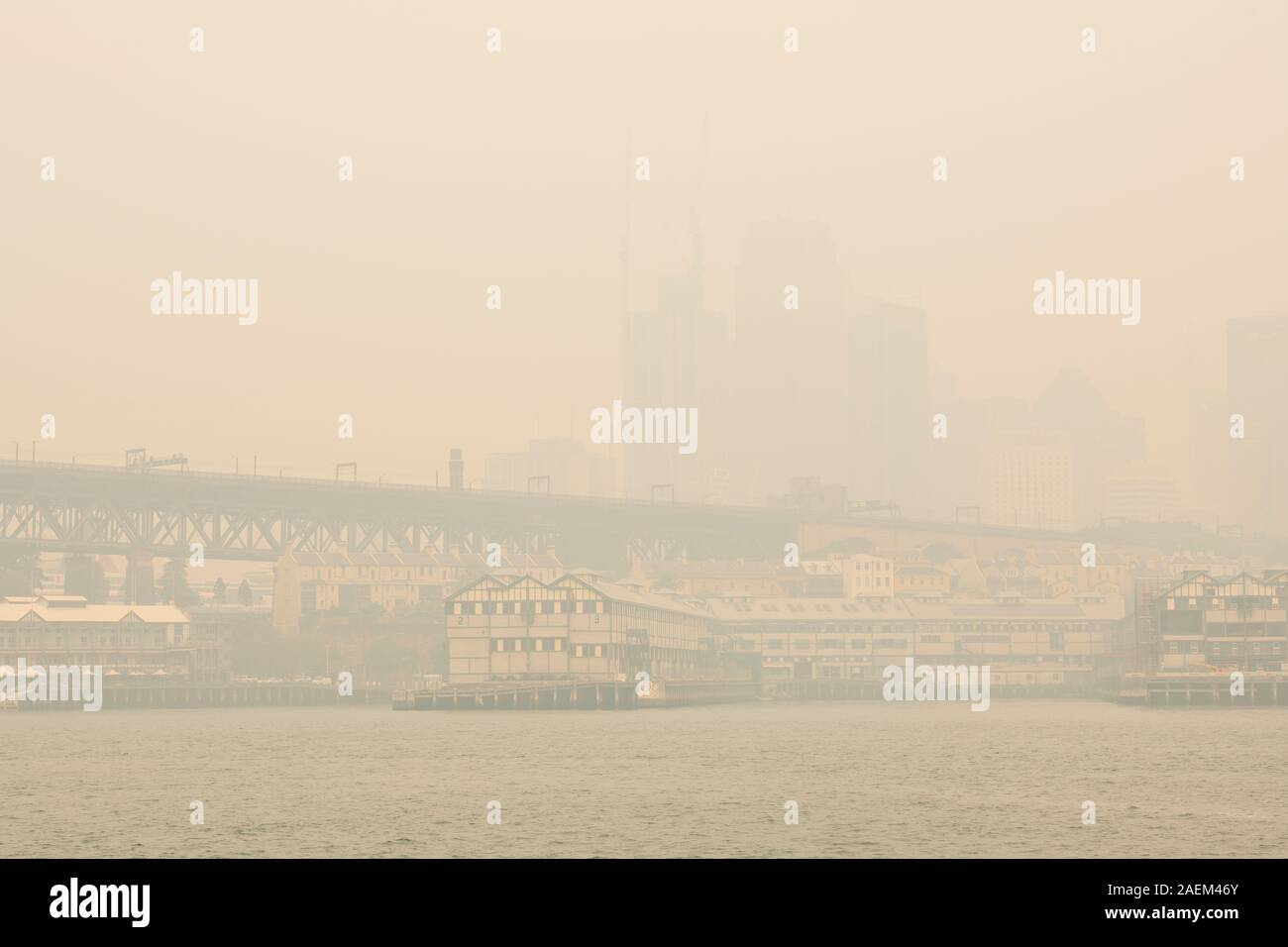 Sydney, Australia. 10 Dic 19. Molteplici incendi in NSW hanno causato una grave opacità del fumo sulla città di Sydney. Foto Stock