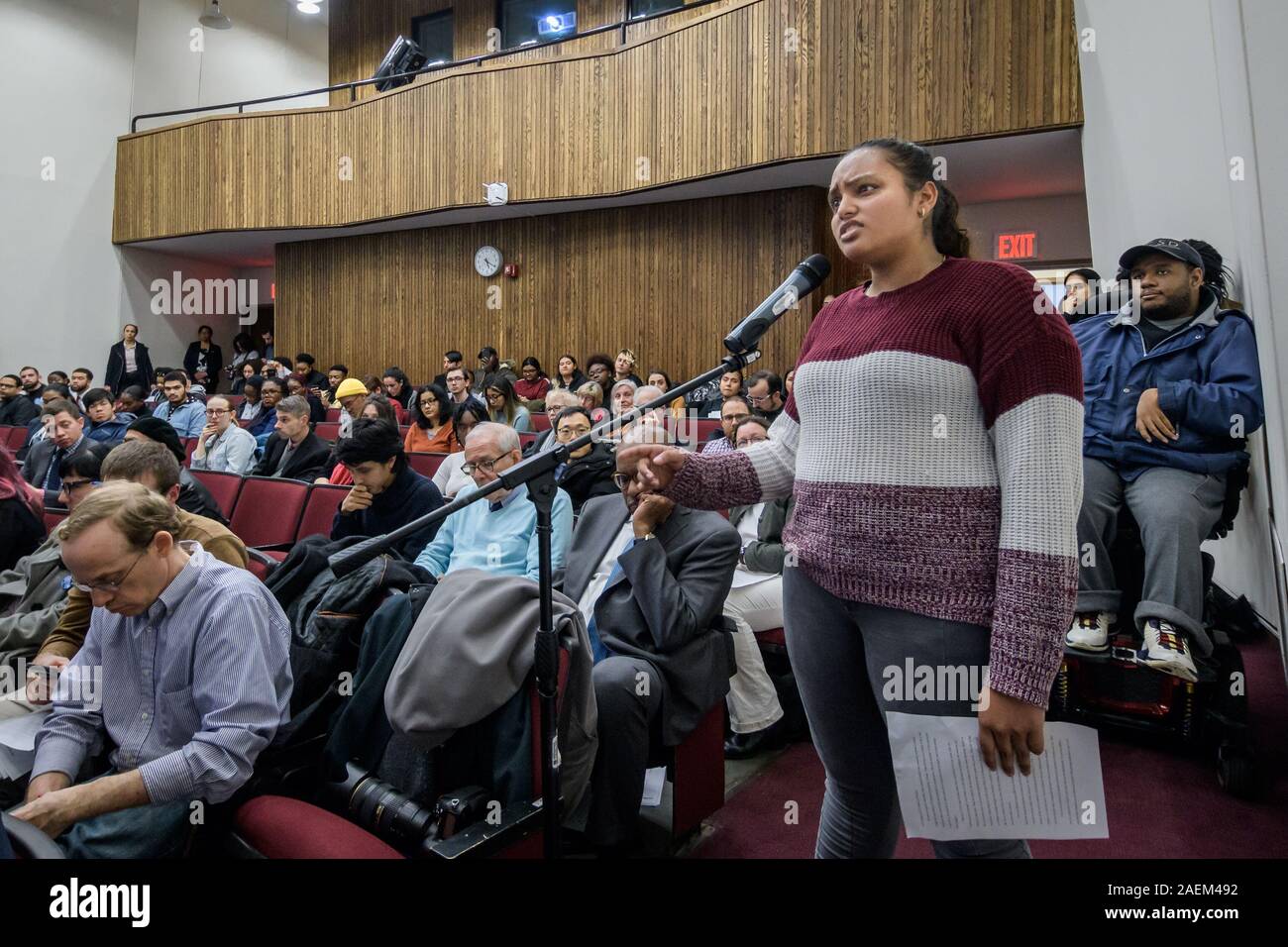 New York, Stati Uniti d'America. Il 9 dicembre, 2019. Membri della studentessa universitaria Senato, CUNY gli studenti, i docenti e il personale ha fatto sentire la loro voce al CUNY Board of Trustees audizione pubblica a Lehman College il 9 dicembre 2019 chiedendo di porre fine ad un $200 lezioni escursione e un $120 "salute & benessere fee'' proposti per un totale in un $320 lezioni di aumento ogni anno. Credito: Erik McGregor/ZUMA filo/Alamy Live News Foto Stock