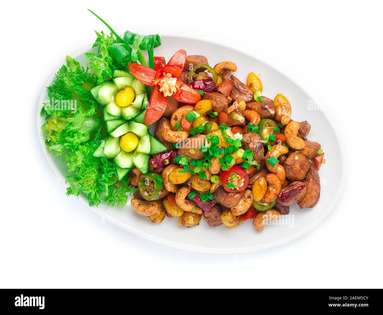 Mescolare il pollo fritto con Anacardi e peperoncino cibo asiatico hole-in-wall eatery in occidente. Piatto di cibo morbido e umido soddisfa di pollo caldo Crunch di f Foto Stock