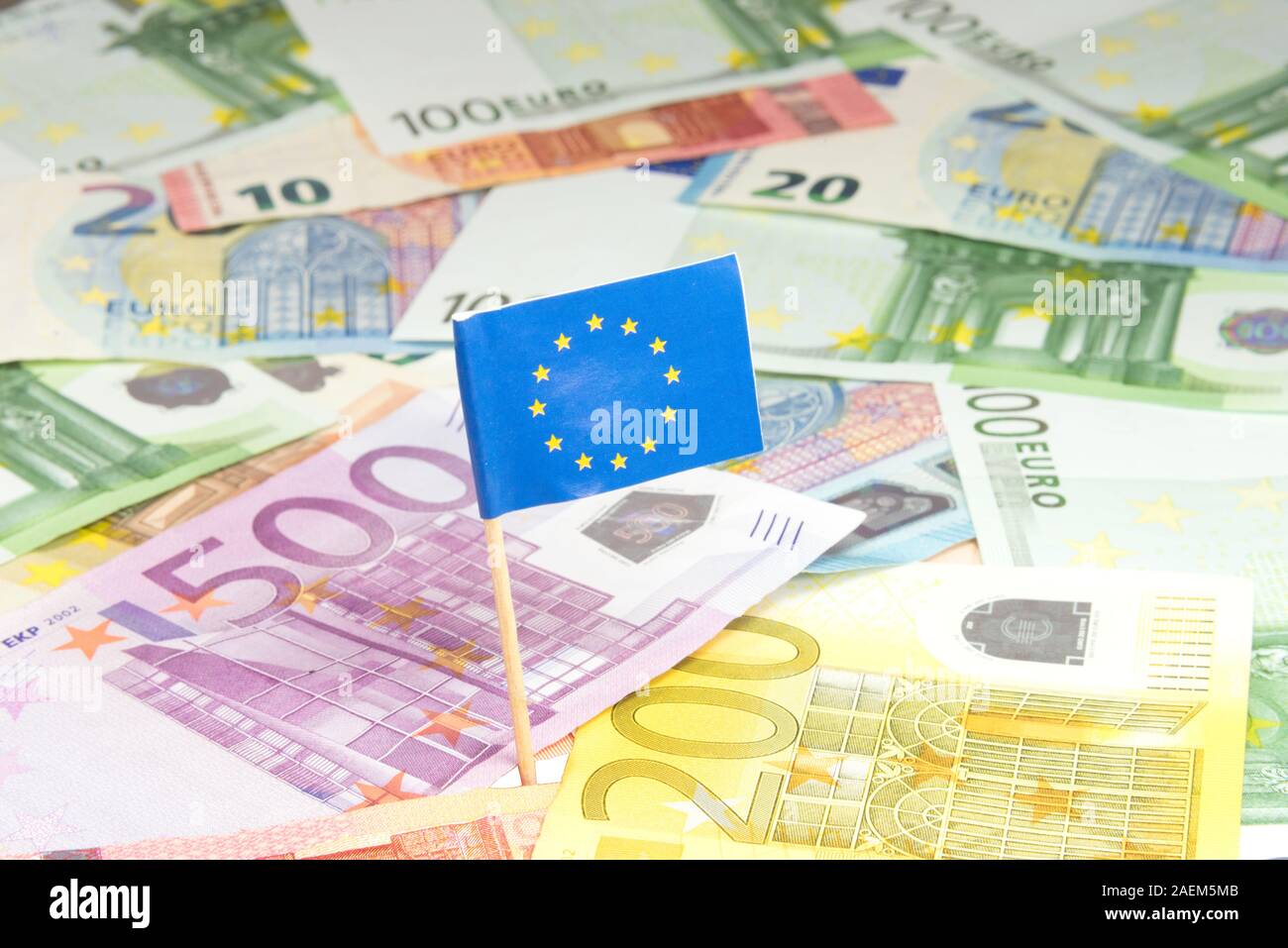 Le fatture in euro e la bandiera dell'Unione europea UE Foto Stock
