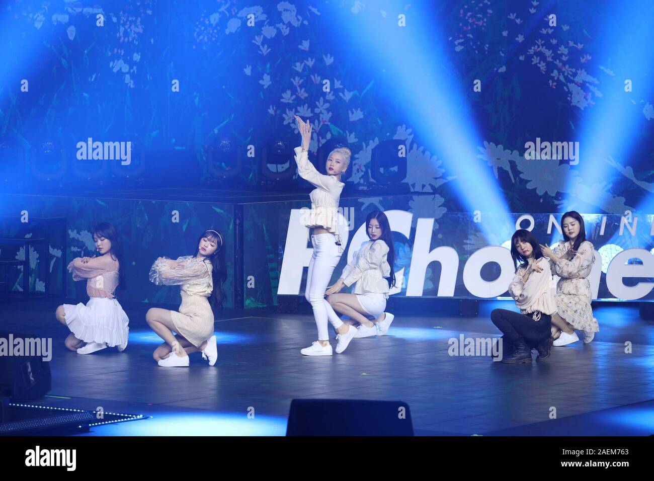 Corea del Sud ragazza gruppo Oh mia ragazza o Oh mia ragazza (OMG) ripete per un concerto tenuto dall'e-commerce comapnies in Taipei, Taiwan, 9 novembre 2019. Foto Stock