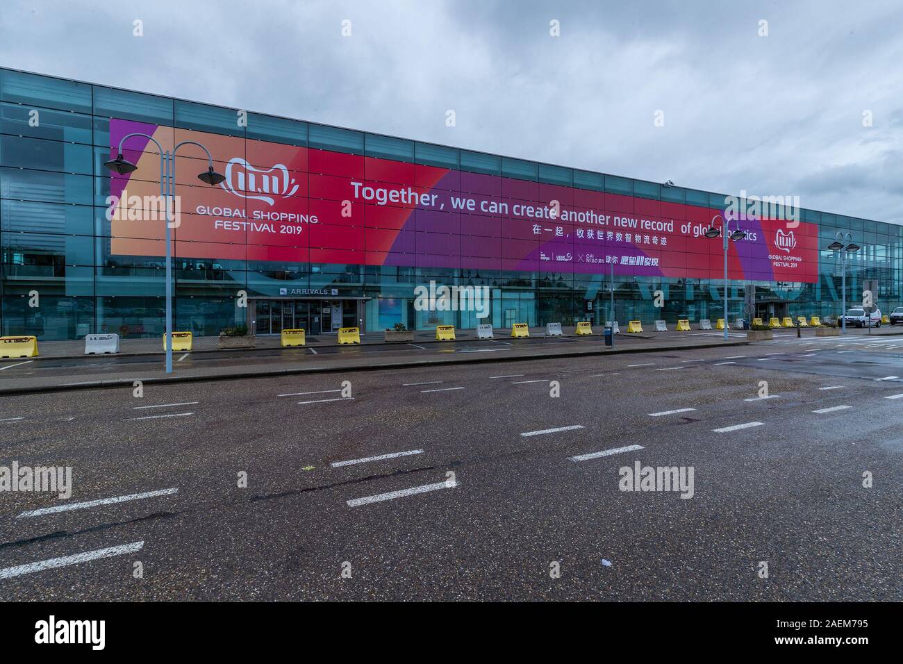 Un grande poster con la dichiarazione di Tmall doppio 11 servizio di logistica 'insieme siamo in grado di creare un nuovo record in global logistics,' è mostrato a t Foto Stock