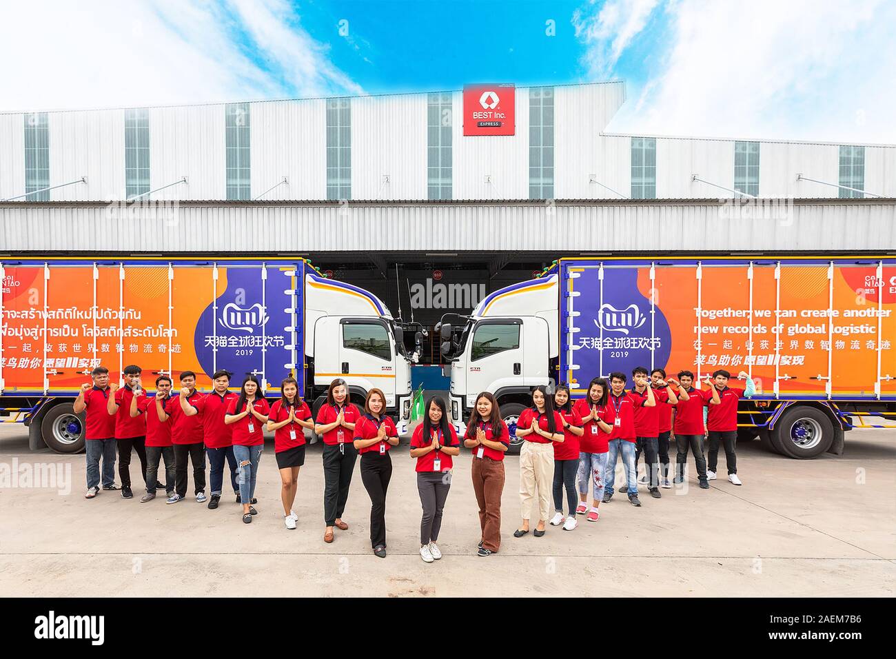 Il personale della Cina al meglio la linea Express prima di due camion coperto con la dichiarazione di Tmall doppio 11 servizio di logistica 'Insieme possiamo creare un altro Foto Stock