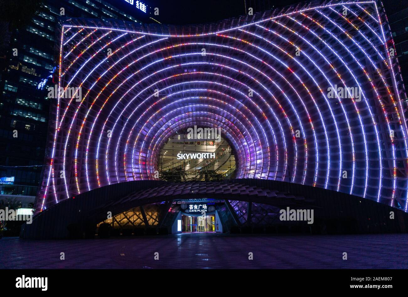 Incredibile colorata sede di Shenzhen HQ di cinesi tech azienda Skyworth di notte Foto Stock