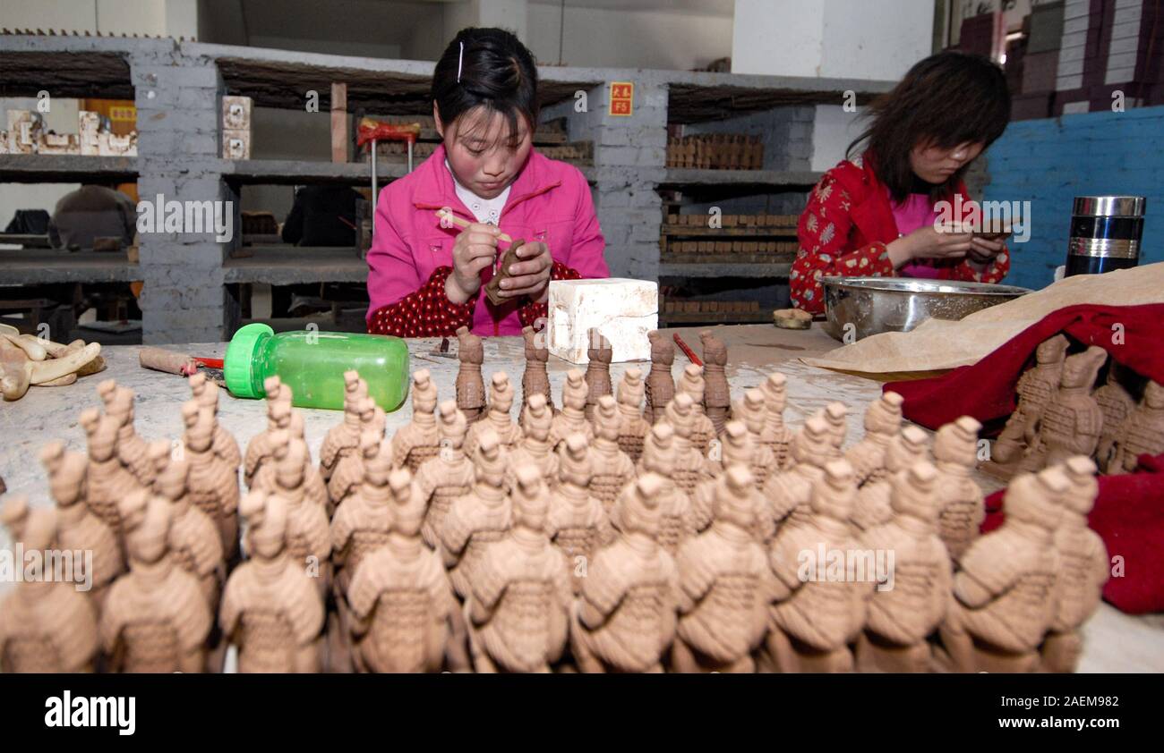 Un abitante locale in i Guerrieri di Terracotta borgo fa un Guerriero di terracotta a Xi'an City, a nord-ovest della Cina di provincia di Shaanxi, 8 novembre 2019. Foto Stock